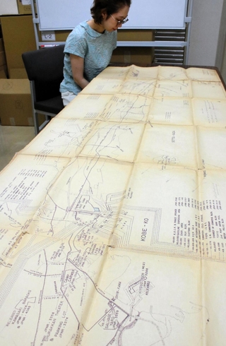神戸市文書館が所蔵する神戸基地司令部作成の地図「ＫＯＢＥ　ＢＡＳＥ　ＡＲＥＡ」。接収された土地と建物が細かく示されている＝神戸市中央区熊内町１、市文書館