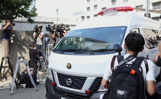 谷本将志容疑者を乗せ、兵庫県警葺合著を出る警察車両＝２４日午前９時２６分、神戸市中央区吾妻通５