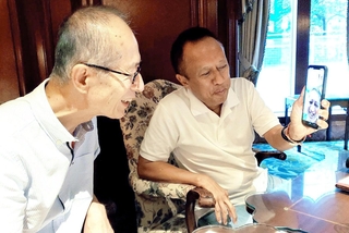 ミャンマーでの白内障治療支援のため来日したウイン・ナインさん（右）と眼科医の藤田善史さん＝大阪市内（神戸国際支縁機構提供）