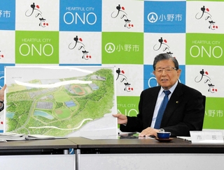 広域ごみ処理施設の建設予定地を示す小野市の蓬萊務市長＝２０２３年１１月、小野市役所