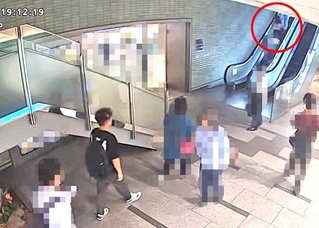 別の場所の映像にも、被害者の女性（赤丸）と谷本将志容疑者とみられる人物が写っていた＝２０日午後７時１２分ごろ（神戸市内の防犯カメラ映像より、画像の一部を加工しています）