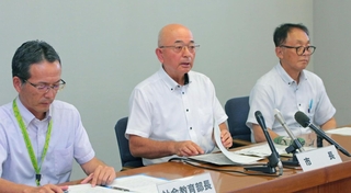 篠山産業高校野球部への聞き取り調査について説明する酒井隆明・丹波篠山市長（中央）＝26日夕、丹波篠山市北新町