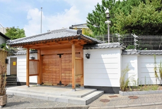「特定抗争指定」を受け、使用が禁じられている指定暴力団山口組の総本部＝２６日午前、神戸市灘区篠原本町４