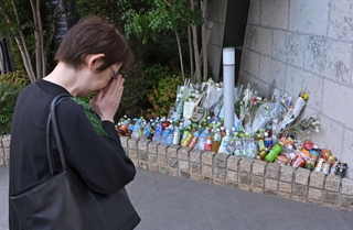 事件があったマンションの玄関横には多くの花が手向けられた＝２６日午後、神戸市中央区磯辺通２（撮影・大田将之）