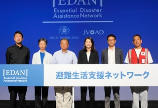 民間主体の避難生活支援ネットワークを立ち上げるフィリップモリスジャパンのシェリー・ゴー社長（右から３人目）ら＝東京都内