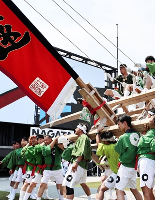 枠旗を傾ける「島田くずし」がクライマックス。会場を熱気が包んだ＝２７日午後、大阪市此花区の夢洲（撮影・長嶺麻子）