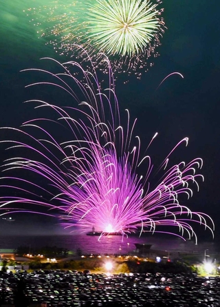 通常の打ち上げ花火の下で爆発した花火（淡路市提供）