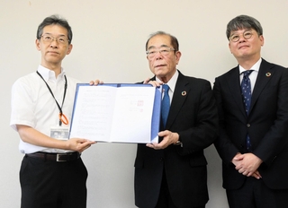 支援協定を締結した兵庫県とチャーム・ケア・コーポレーションの幹部＝県庁