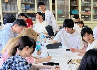 教員になるための模擬授業の時間。男女一緒にグループに分かれて学ぶ＝神戸市北区鈴蘭台北町７、神戸親和大