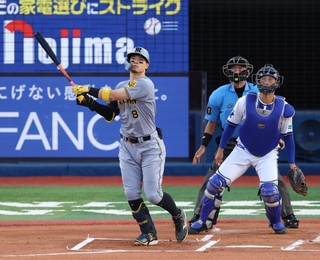 １回阪神２死二塁、右中間に先制２ランを放つ阪神・佐藤輝明＝横浜スタジアム（撮影・金田祐二）