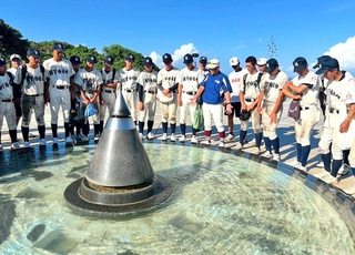 平和祈念公園を見学し、沖縄戦について学ぶ兵庫高校野球部員ら＝沖縄県糸満市（同校提供）