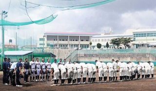兵庫高校ナインは、甲子園優勝経験のある興南高校とも練習試合を行った＝那覇市