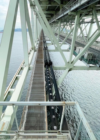 明石海峡大橋の橋桁に設けられている送水管。奥が淡路島＝２０２４年９月