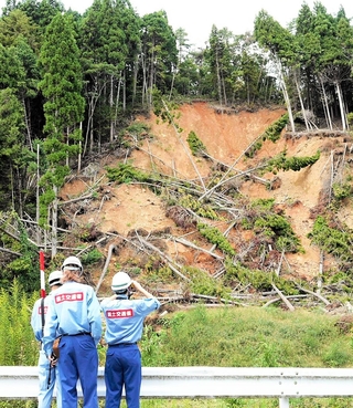 能登半島豪雨による土砂崩れ現場を調べる緊急災害対策派遣隊員＝２０２４年９月、石川県穴水町（近畿地方整備局提供）