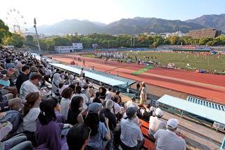 王子スタジアムのラストデーに駆けつけたアメフトファンら＝３１日午後、神戸市灘区王子町２（撮影・丸山桃奈）