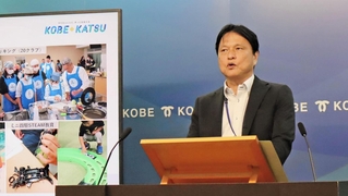 神戸市立中の部活動地域移行の２次募集の結果について説明する福本靖教育長＝神戸市役所