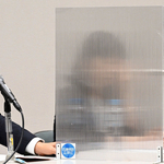 立花孝志氏に対する刑事告訴が受理され、会見をする竹内英明元県議の妻（右）と石森雄一郎弁護士＝８日午後、神戸市中央区元町通４（撮影・斎藤雅志）