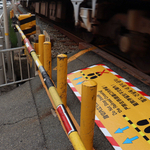 遮断機の外側（左手）が現在の待機場所。狭さや勾配を解消しようと対策が練られている＝神戸市垂水区西舞子１