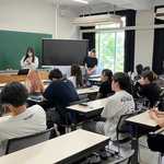 ビジネス学科の授業で、男女ともに学び、意見を交わす＝尼崎市南塚口町７、園田学園大学