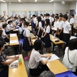 公開授業であいさつする西宮市立脇浜中学校の生徒たち＝１日午前、神戸市東灘区岡本８、甲南大学岡本キャンパス（撮影・丸山桃奈）