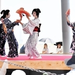 日本舞踊を披露する有馬芸妓（げいこ）＝１日午後、大阪市此花区の夢洲