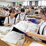 複数の新聞を広げて意見を交わす生徒たち＝１日午前、神戸市東灘区岡本８（撮影・丸山桃奈）