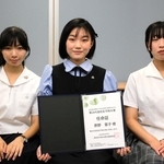高校生平和大使に選ばれた（左から）鈴木梨子さん、原野蓉子さん、市川玉稀さん＝１日午後、兵庫県庁