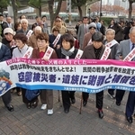 大阪空襲訴訟で入廷する原告団＝２０１１年１２月７日、大阪市北区、大阪地裁