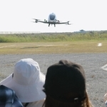 観客の前でデモフライトを披露する空飛ぶクルマ＝２日午後、尼崎市船出
