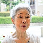 「被爆地の子どもたちに読んでもらえる本を執筆できてよかった」と話す梓加依さん＝宝塚市