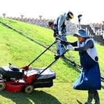 炎天下で古墳の除草作業をするＮＰＯ法人「輝かすみが丘」のメンバー＝神戸市垂水区五色山４
