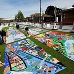 人工芝エリアに飾られた子どもたちの絵画作品＝大阪市此花区（撮影・斎藤雅志）