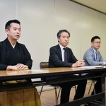 鈴木商店を題材にした講談会の開催をＰＲする旭堂南龍さん（左端）ら＝５日午後、神戸市役所