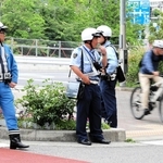 自転車の交通違反を取り締まる警察官＝神戸市中央区