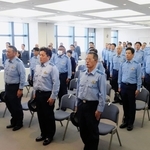 長年の勤務成績が認められ、表彰された警察官や職員＝県警本部