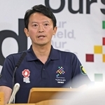 会見で質問に答える斎藤元彦知事＝６日午後、神戸市中央区、兵庫県庁（撮影・笠原次郎）