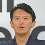 会見で質問に答える斎藤元彦知事＝６日午後、神戸市中央区、兵庫県庁（撮影・笠原次郎）