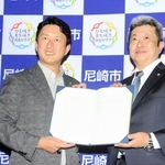 所有者不明などの空き家対策で連携協定を結んだ尼崎市の松本真市長（左）と兵庫県司法書士会の野上英則会長＝尼崎市役所