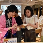 三田の米と上越のおかずを味わう参加者ら＝東京都千代田区