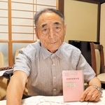 被爆者健康手帳を手に、自身が「黒い雨」を浴びた地域を指さす高野正明さん＝広島市佐伯区湯来町菅沢