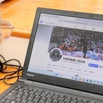 兵庫県被爆二世の会のフェイスブックを閲覧する額田康子さん＝神戸市北区