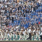 済美を破り、応援席にあいさつをして引き揚げる東洋大姫路の選手たち＝８日午後、西宮市の甲子園球場（撮影・大田将之）