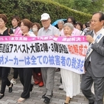 アスベストを含む建材による被害を訴えた大阪第２、３陣訴訟で、和解成立に向けて入廷する原告団＝８日午前、大阪市北区西天満２