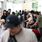 大きな荷物を抱えた親子連れらで混み合う新幹線のホーム＝９日午前、神戸市中央区葺合町、ＪＲ新神戸駅（撮影・風斗雅博）