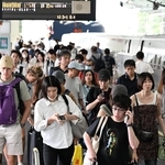 お盆休みの帰省客や外国人観光客らでにぎわう新幹線のホーム＝９日午前、神戸市中央区葺合町、ＪＲ新神戸駅（撮影・風斗雅博）