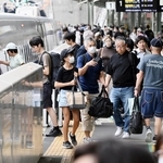 お盆休みの帰省客らで混み合う新幹線のホーム＝９日午前、神戸市中央区、ＪＲ新神戸駅（撮影・風斗雅博）