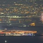 夏休み期間中の毎晩、万博会場近くの夜空を彩る打ち上げ花火＝神戸市灘区六甲山町、六甲山天覧台から望む