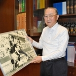 甲子園の審判時代の写真を手に思い出を語る三輪武さん＝神戸市灘区