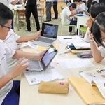 理科の授業で、多目的室に移動しグループ学習に取り組む生徒たち＝神戸市長田区真野町、長田中学校