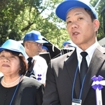 亡き父を思い、会場へ向かう三木宏子さん（左）と長男の学さん＝１５日午前、東京都千代田区、日本武道館